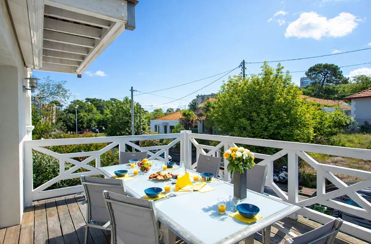 Terrasse ensoleillée de la villa avec piscine