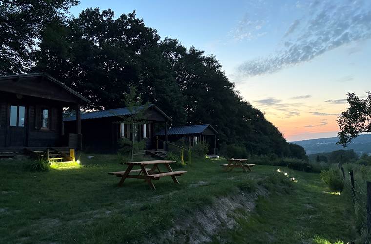Chalet-nature-bois-famille-parc-animalier-saint-hubert-gages-aveyron