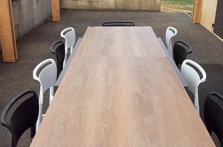 Table-exterieure-groupe-amis-familles-saint-hubert-occitanie