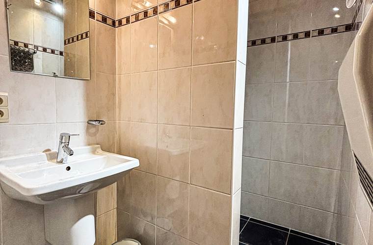Salle de douche des chambres 3 lits simples