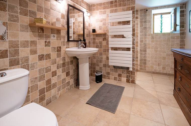 Salle de bain avec carrelage en pierre naturelle dans le gîte