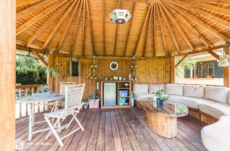 Espace de convivialité extérieur avec vue sur la nature