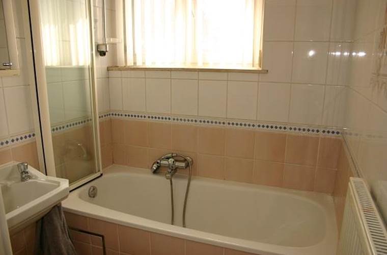 Salle de bain - baignoire + lavabo