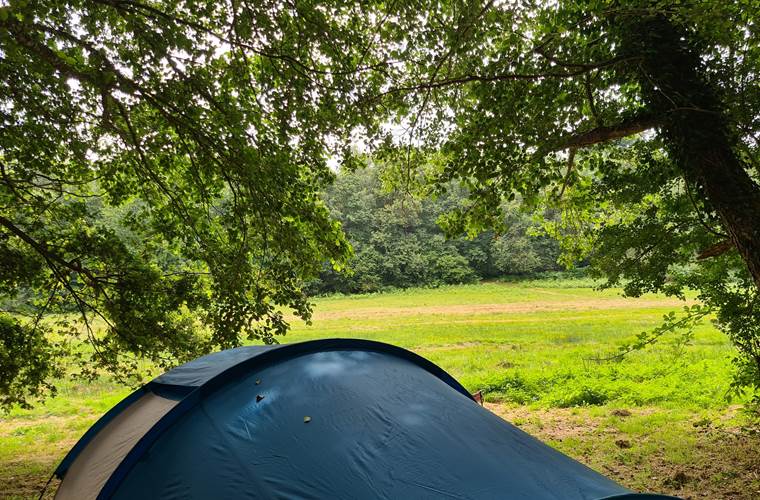 semi sauvage kijkje vanaf tent veld op 1