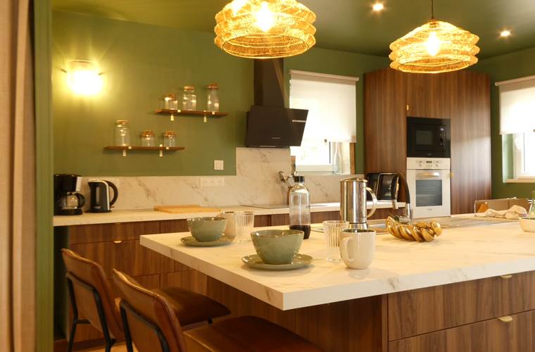 Cuisine aménagée avec vue sur le salon