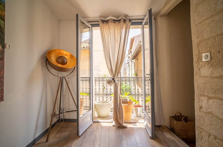 Vue sur rue typique du vieux montpellier
