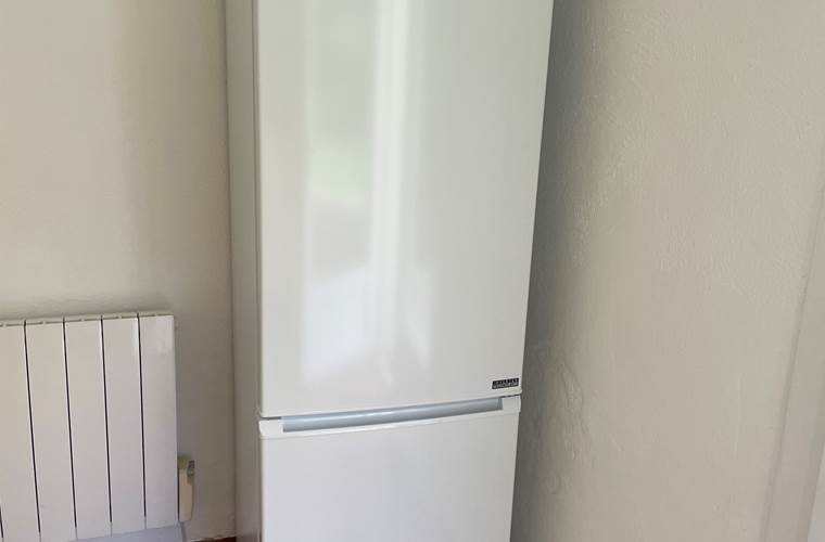 réfrigirateur et congélateur dans la cuisine