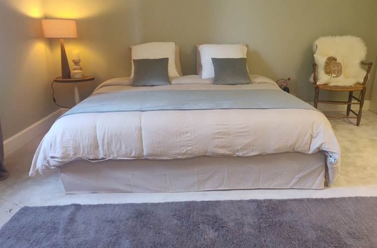 Grand lit Queen size 180 cm