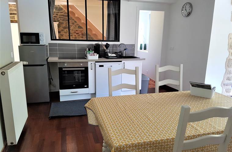 Salle à manger et cuisine équipée