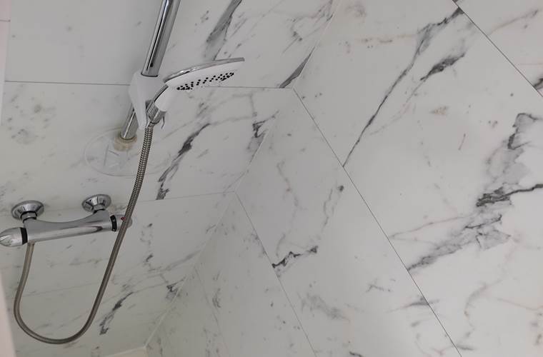 Chambre 4, interieur douche.