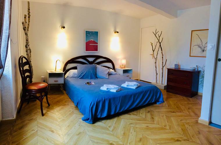 La Chambre du Lotus, spacieuse, 2 couchages (lit en 160cm), salle de bain avec baignoire et sanitaires privatifs, seule chambre en rez-de-chaussée