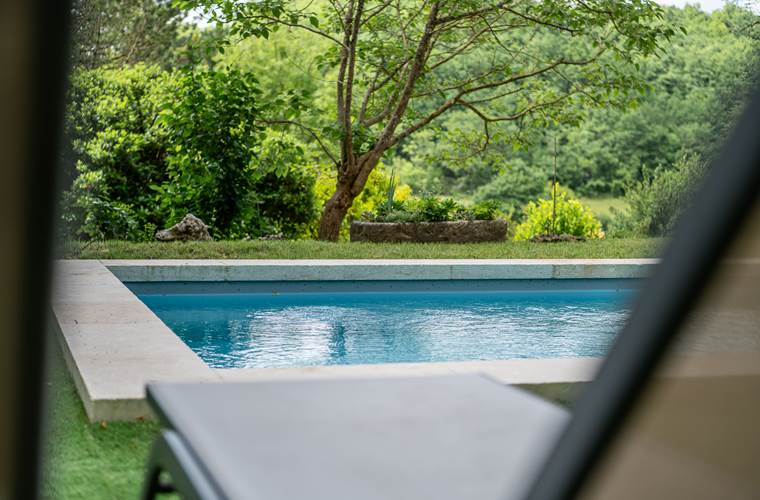 Piscine avec vue sur la nature environnante
