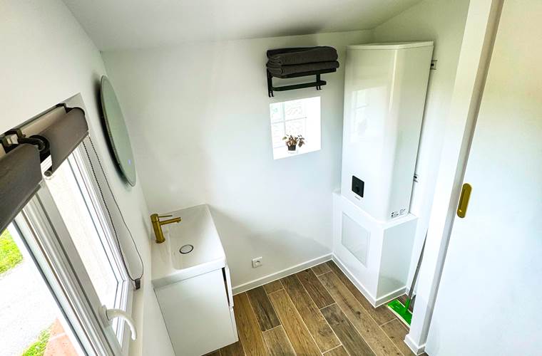 studio-le-lodge-salle-eau-vue-ensemble-equipements.jpg
