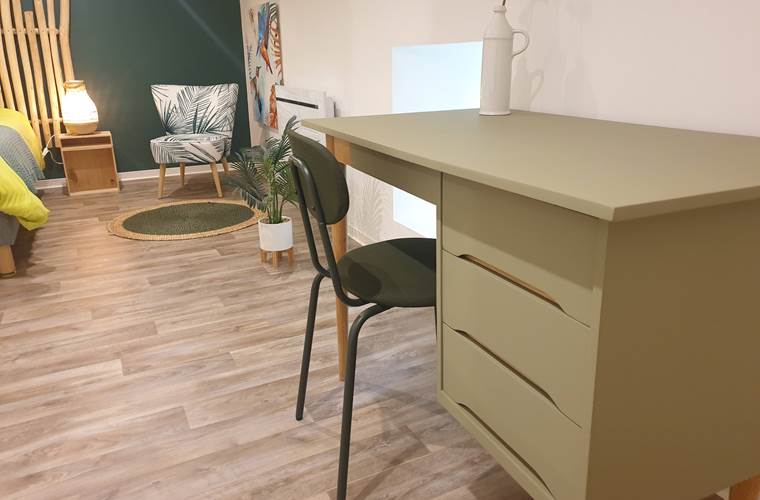 Chambre 1 - Espace bureau - Gîte Lo Maïsou