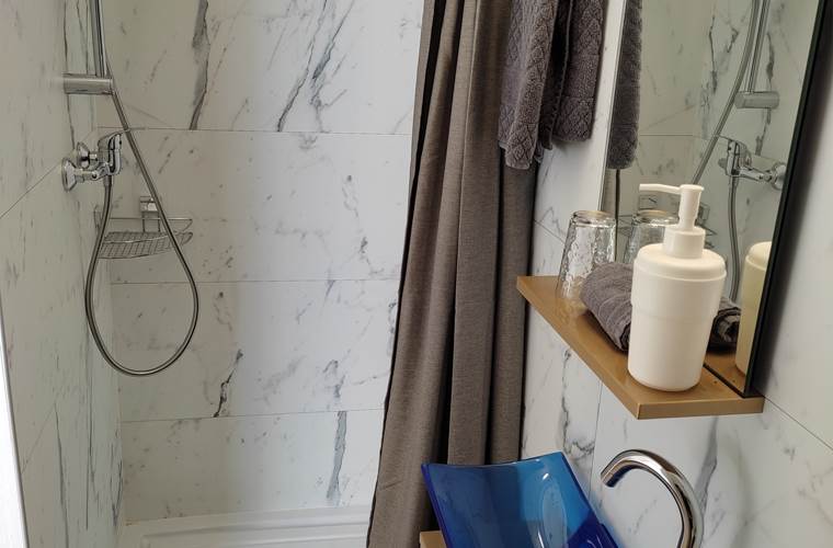 Chambre 2, douche et vasque.