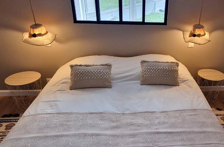 Chambre 2, à l'étage - lit double de 180cm pouvant être séparé en 2 lits simples - verrière donnant sur le séjour.