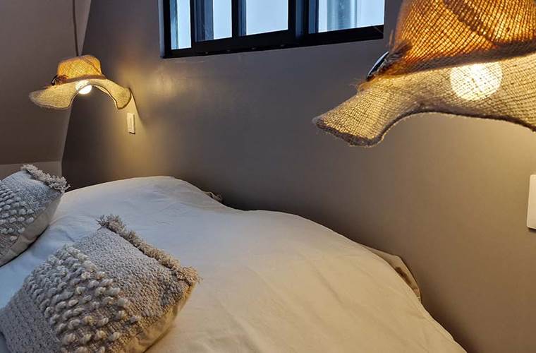 Chambre 2, à l'étage - lit double de 180cm pouvant être séparé en 2 lits simples - verrière donnant sur le séjour.