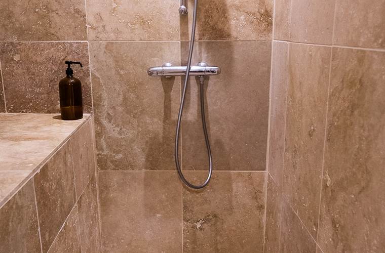 Douche à l’italienne dans la salle de bain de la cabane