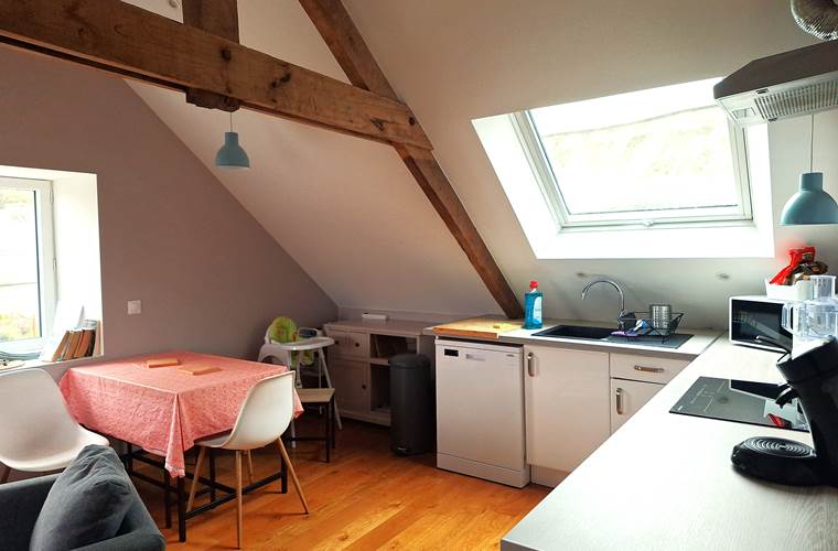Salle à manger et cuisine équipée