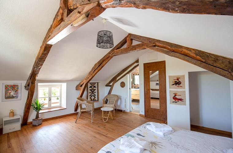 La Chambre du Condor, vue vers le coin salon et la salle d'eau