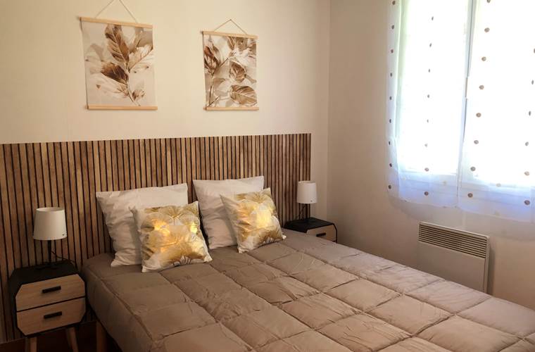 Les Mazets du Rouret - L'Olivier chambre adultes avec couette