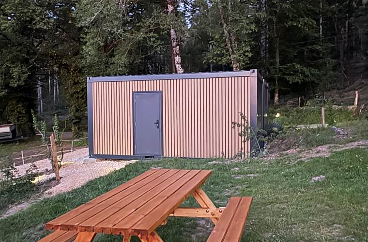 Sanitaire-Chalet-bois-famille-parc-animalier-saint-hubert-gages-aveyron