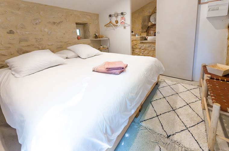 Chambre avec lit double dans la Cabane en pierre
