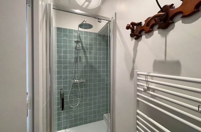 Salle d'eau particulière, avec une douche à l'italienne et des toilettes séparées