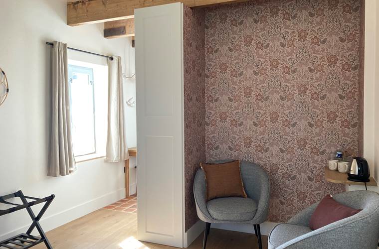 Chambre-Maisonnette-fauteuil-Maison-Chemin-chambres-d-hotes-Amboise-Touraine-Centre-Val-de-Loire