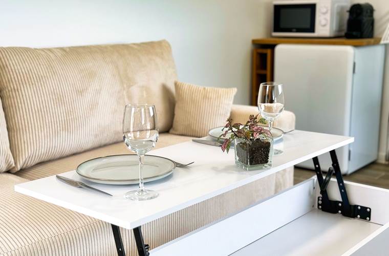 studio-le-lodge-repas-en-amoureux-canape.jpg