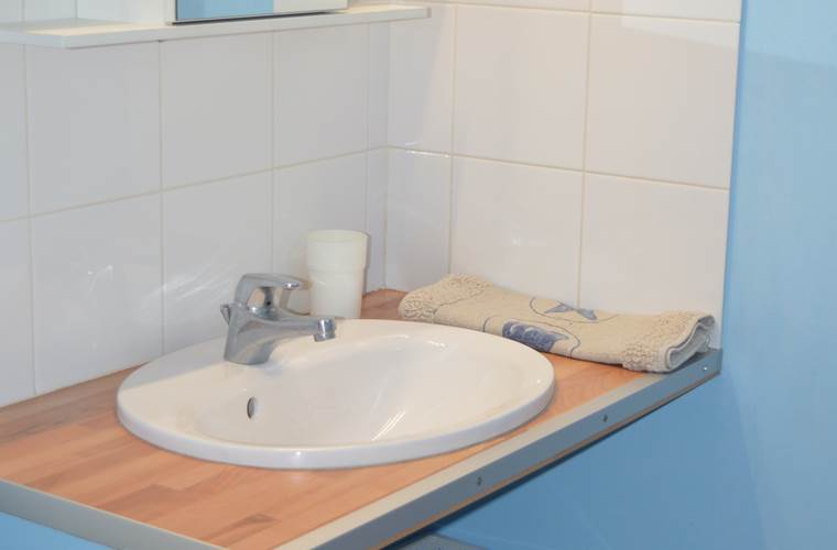 Les Mazets du Rouret - lavabo avec petit meuble et sèche cheveux