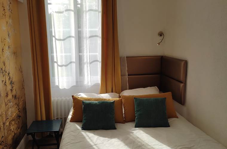 Chambre 2, lit et coussins.