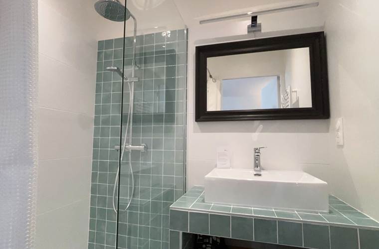 Salle d'eau particulière, avec une douche à l'italienne et des toilettes séparées.