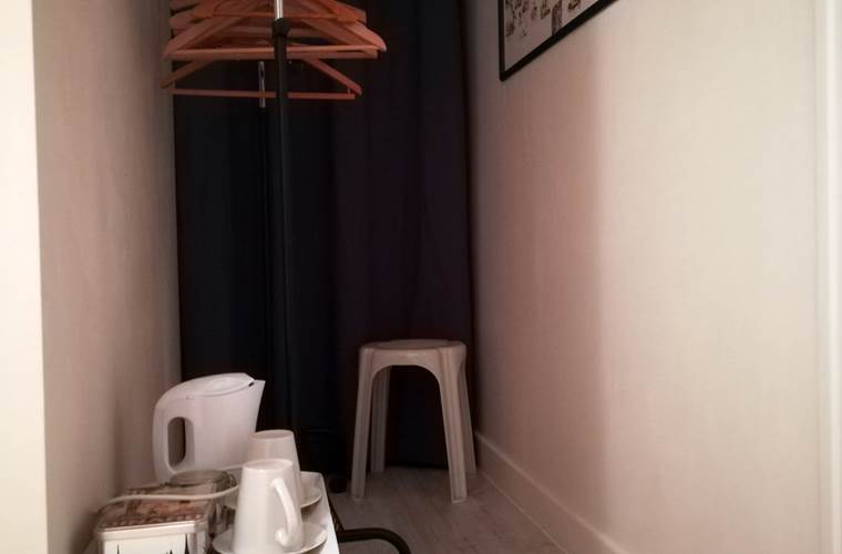 penderie, plateau boissons chaudes, confort chambre Maronne (4)