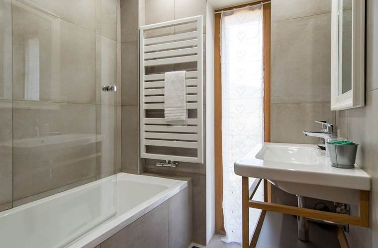 Dortoir - salle de bain avec baignoire