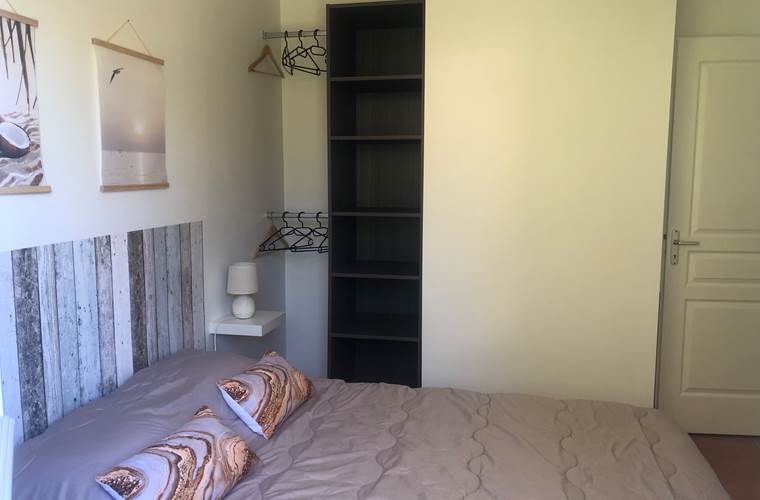 Les Mazets du Rouret - Frêne chambre adultes dressing penderie