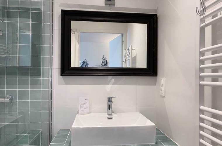 Salle d'eau particulière, avec une douche à l'italienne et des toilettes séparées.
