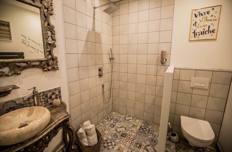 salle d'eau douche à l'italienne gîte " des anges et des bulles"