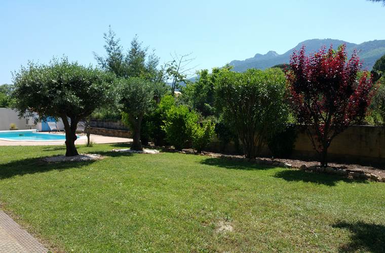 vue sur le jardin et la piscine de la propriété AlPati