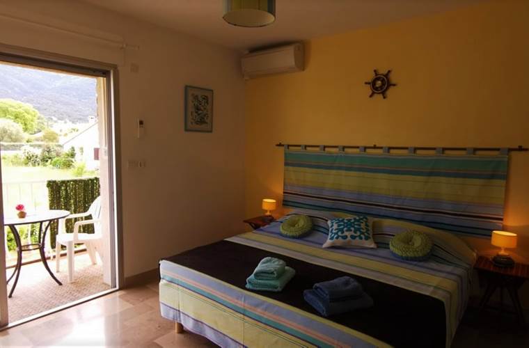 Chambre Neulos et sa terrasse vue sur les Albères