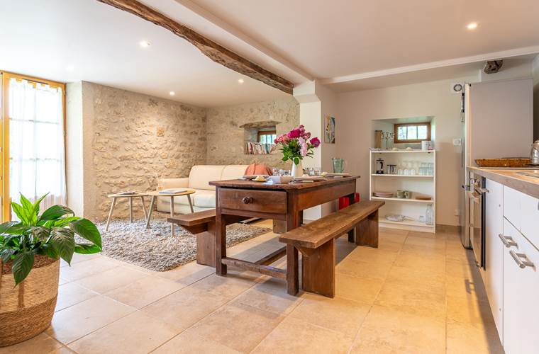 Cuisine équipée et espace repas du gîte