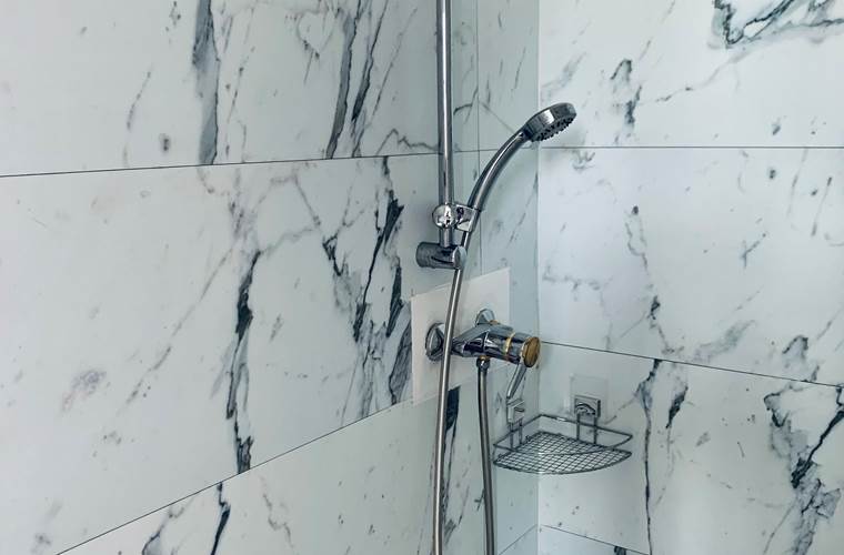 Chambre 9 douche.