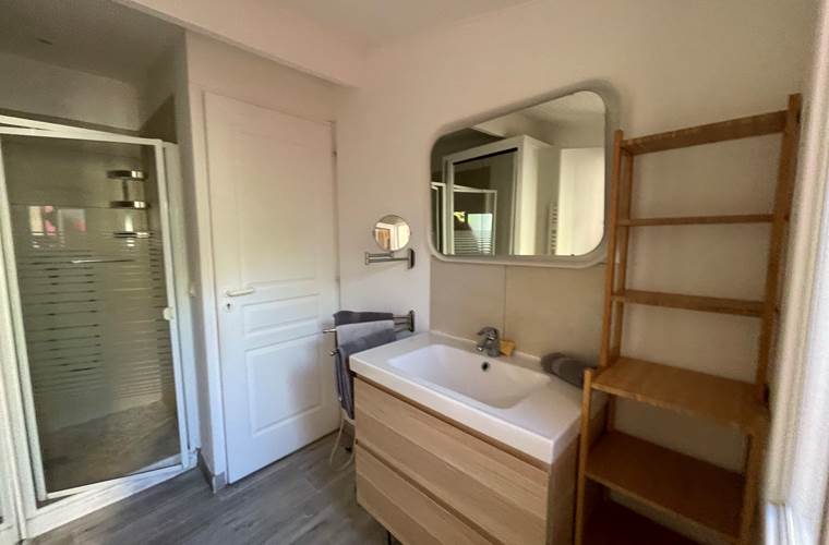 salle de bain avec wc séparés et fermés