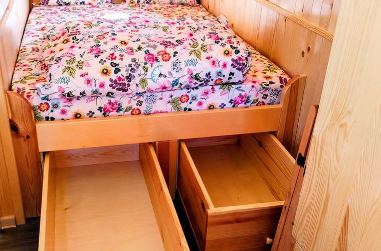 grands tiroirs de rangement sous le lit