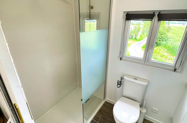 studio-le-lodge-douche-italienne-salle-bain-vue.jpg