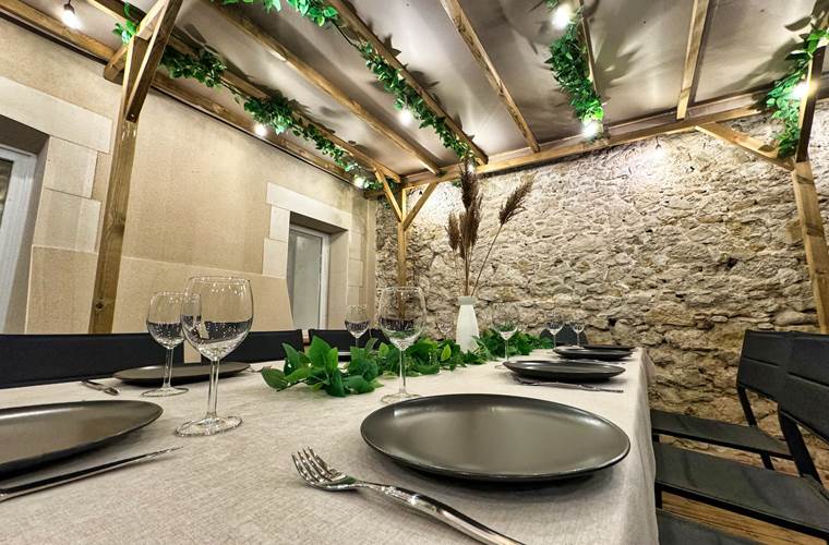 terrasse-couverte-cottage-soir-diner-location-lauragaise.jpg