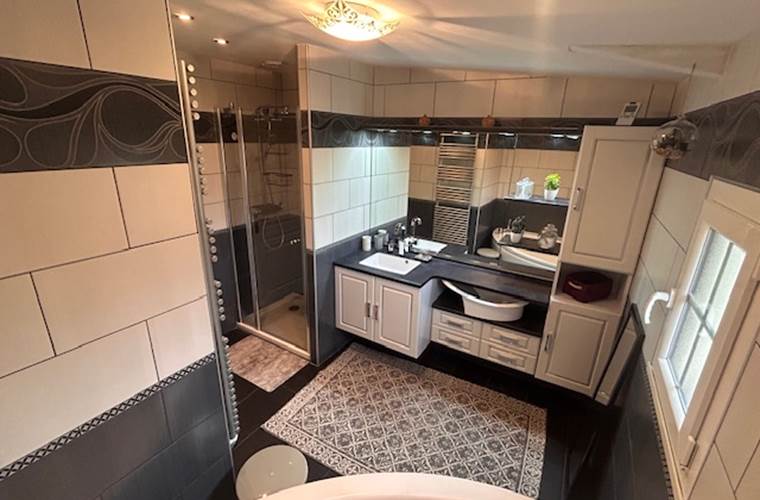 salle de bain-douche-baignoire-rez de chaussée