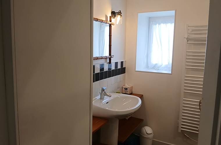 Salle d'eau particulière, avec une douche à l'italienne et des toilettes.