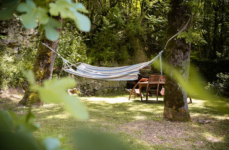 Hamac suspendu dans le jardin boisé du Domaine Sainte Raffine