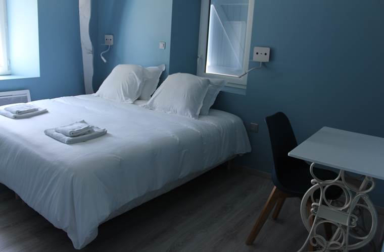 chambre avec bureau